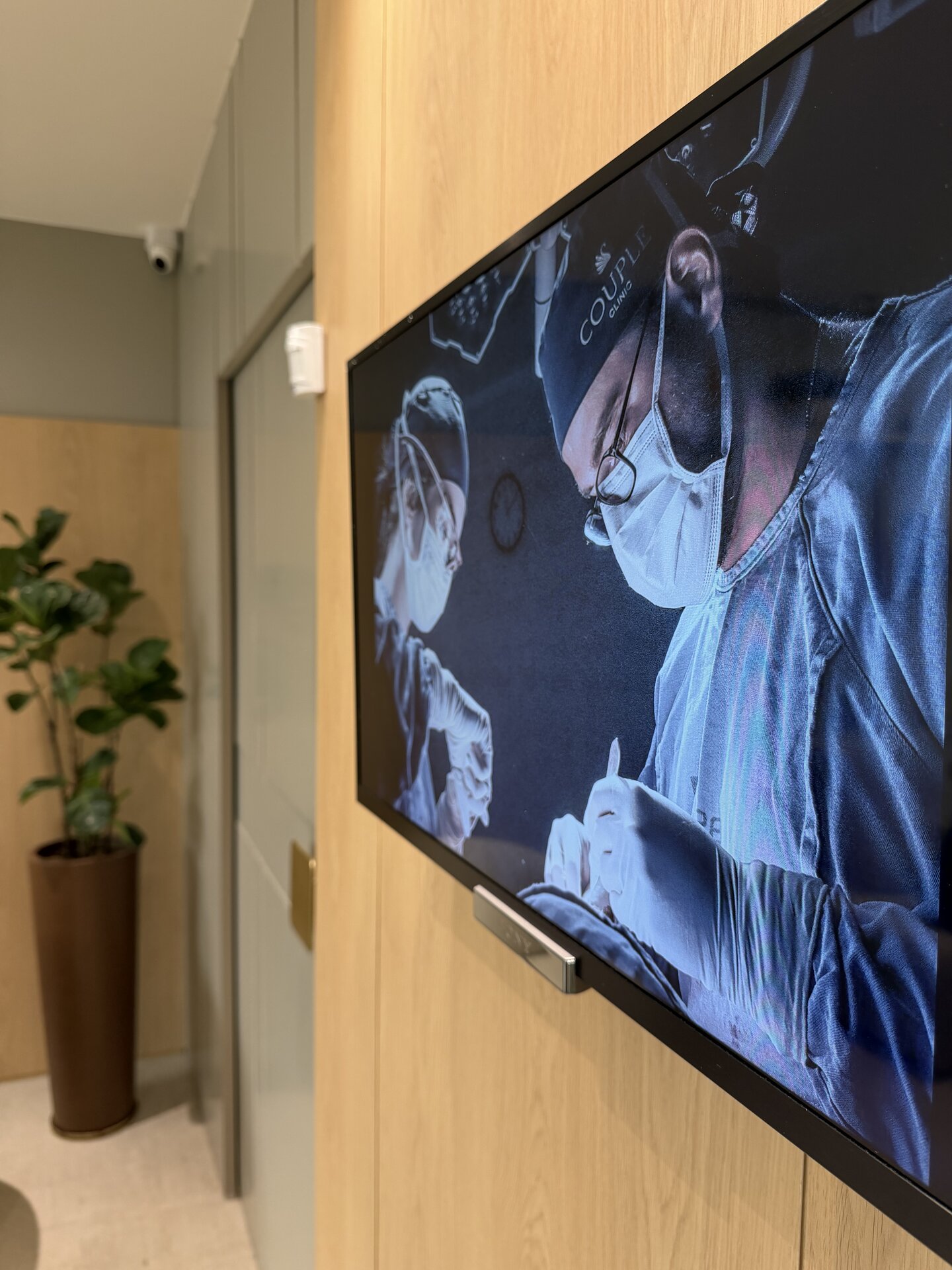Cirurgia em andamento na Couple Clinic